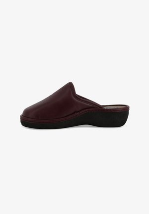 Zoccolo in pelle bordeaux con tomaia liscia, punta arrotondata e suola nera elevata per comfort e stabilità.
