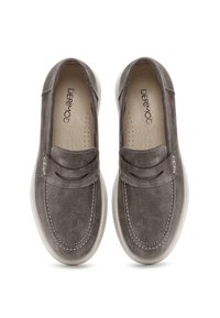 Zapatos sin cordones de ante gris con punta redondeada, tira decorativa, suela de goma blanca y detalles de costura visibles. El interior presenta una textura perforada.