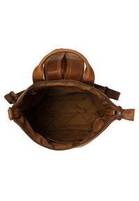 Bruine leren handtas met dubbele bovenhandvatten, ritssluiting en gequilt interieur. Inclusief een schouderband en een gladde textuur.