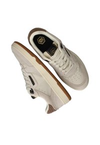 Heren sneakers van gebroken wit leer met suède accenten en een rubberen loopzool met textuur. Kenmerken zijn onder meer perforaties en een zwart logo-label.