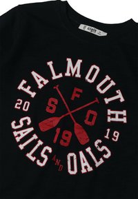 Must musta T-särk mustast puuvillast, millel on punane ja valge graafiline trükk tekstiga "FALMOUTH SAILS AND OARS", koos ristatud aerude ja aastanumbri detailidega.