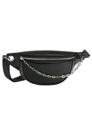 Riñonera de cuero negro con un bolsillo delantero con cremallera y detalle decorativo de cadena plateada en la parte frontal.