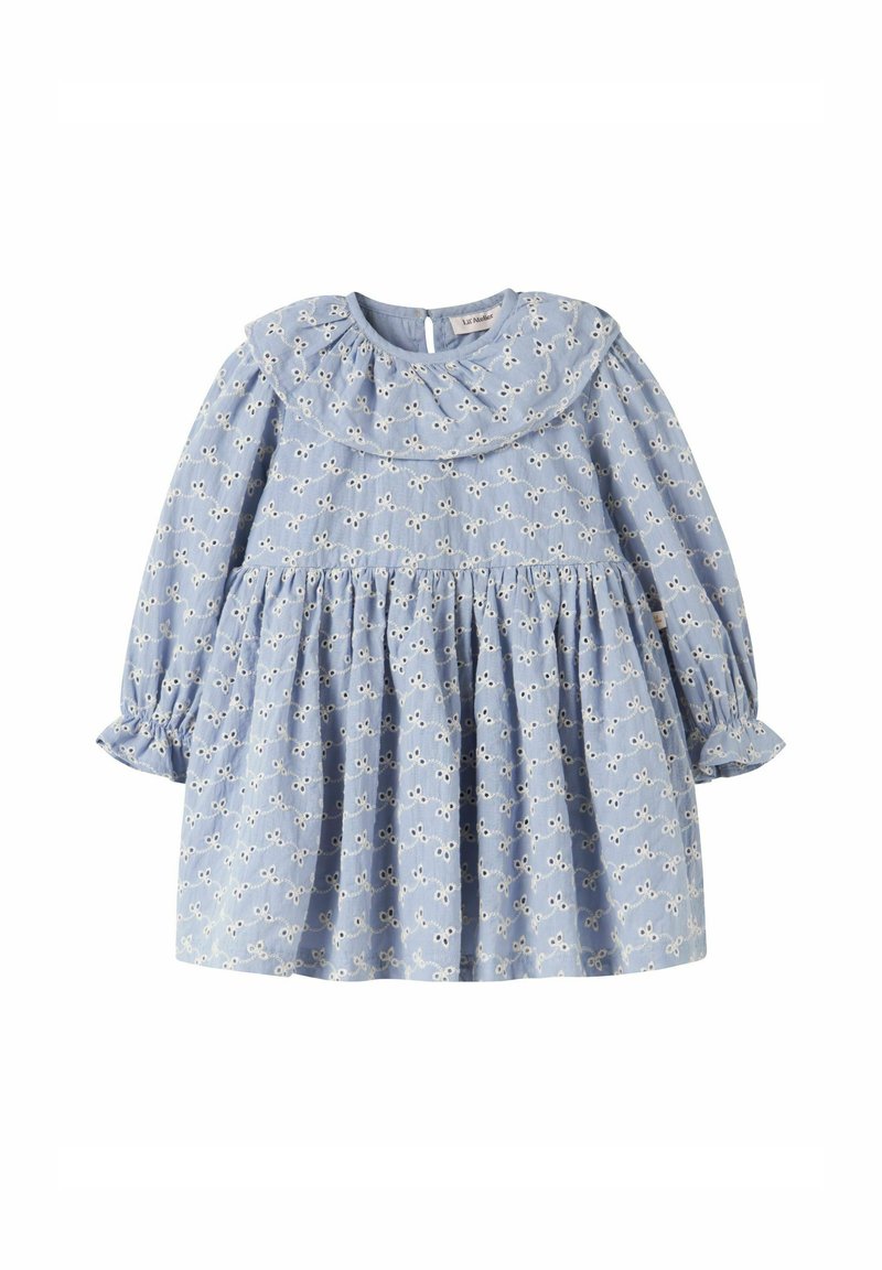 Vaaleansininen mekko, jossa on röyhelökaulus ja pitkät muhkeat hihat. Mekossa on kukkakuvio ja nyörityksellä poimutettu hameosa. Takana napillinen suljenta.