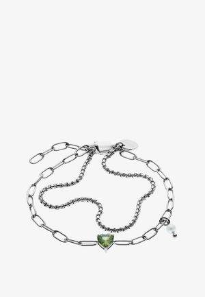 Silberarmband mit einer herzförmigen grünen Steinverzierung und einem Perlendetail, mit einer Mischung aus länglichen und runden Gliedern.