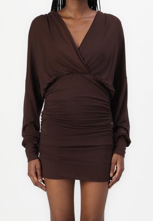 Braunes Kleid mit tiefem V-Ausschnitt, langen Ärmeln und schmaler Silhouette. Am Taillenbereich sorgt ein gerafftes Detail für Struktur. Weiches, dehnbares Material.