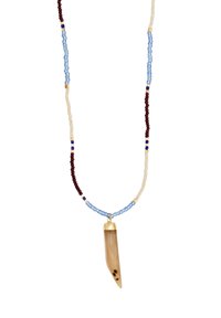 Pärlhalsband med växlande strängar av vinröda, blå och krämfärgade pärlor; har en spetsig beige hängande dekor med ett guldlock och mörka fläckar.