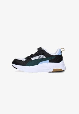 Baskets noir et blanc avec des sections en mesh, accents turquoise et bleu ciel, semelle blanche épaisse et sangle ajustable sur le coup de pied.