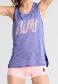 Lila idrottstopp med en "RUN" grafik i rosa och grått. Rundad nederkant, sidslitsar, bärs med ljusrosa shorts med en logotyp.