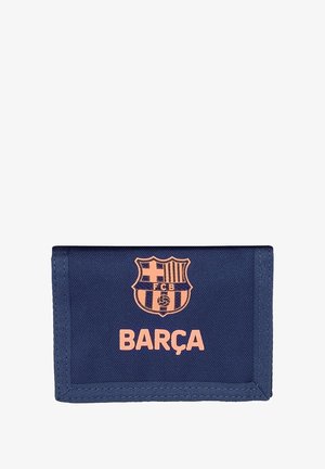 Granatowy portfel z herbem FC Barcelona i napisem "BARÇA" nadrukowanym poniżej pomarańczowymi literami.