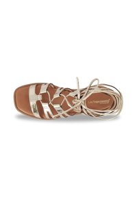Sandalo in pelle marrone con cinturini metallici dorati, design a punta quadrata e chiusura con lacci. Presenta una soletta imbottita per il comfort.