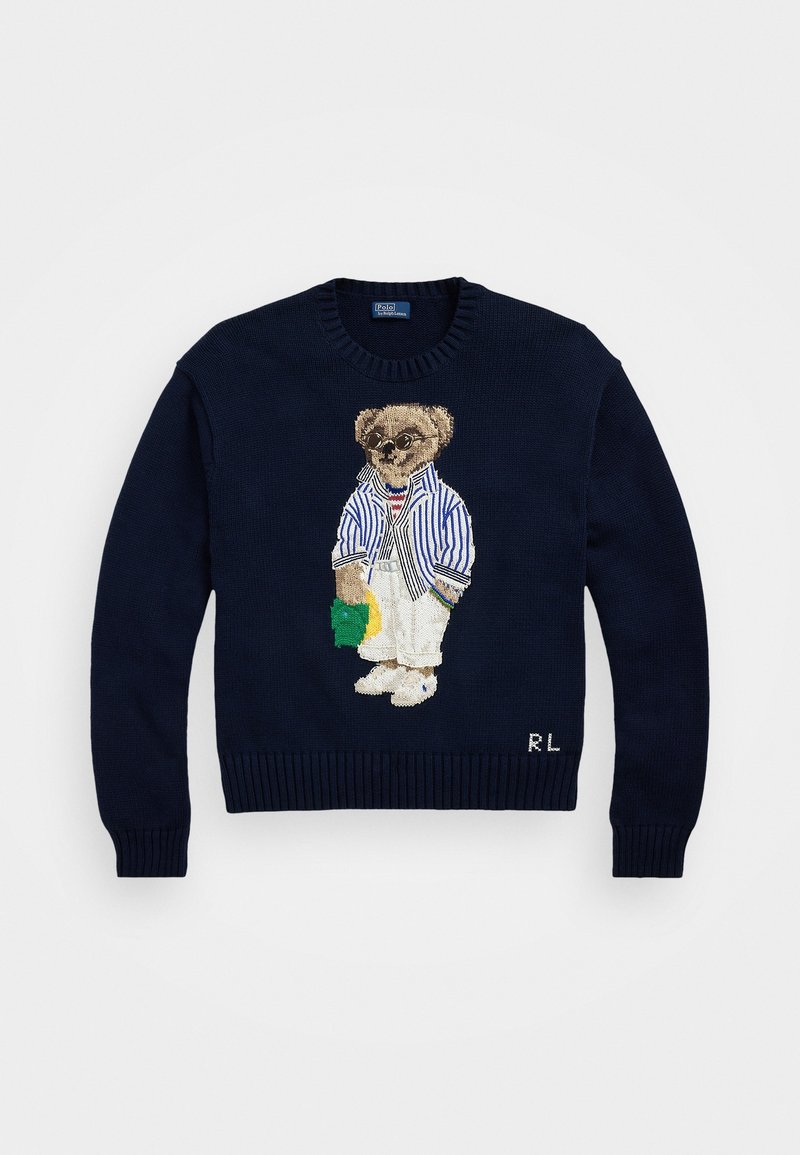 Pull tricoté bleu marine avec un ours brodé portant des lunettes de soleil, veste rayée, pantalon blanc, tenant un objet vert et jaune, avec les initiales "RL" à l'ourlet.