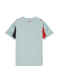 Camicia sportiva azzurro chiaro a maniche corte. Accenti testurizzati neri e rossi sulle spalle e un design a motivi in aqua sulle maniche.