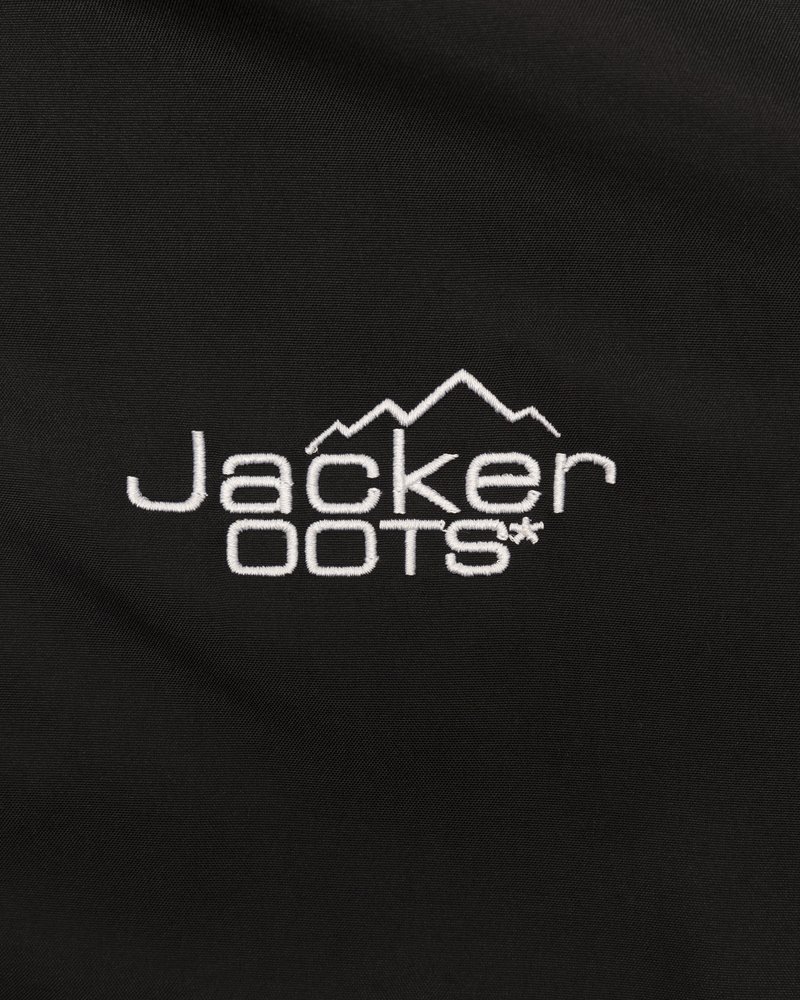 Tissu noir avec une texture lisse présentant un texte brodé blanc "Jacker 00TS*" et un graphique de montagne au-dessus.