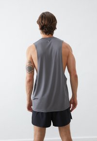 Pier One Sport ULTRA LOW MUSCLE SPORTS TANK - Viršus - dark grey