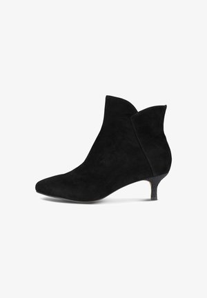 Stivaletti neri in suede con punta affusolata, tacco basso e taglio angolare sul colletto. Il motivo strutturato sul tacco aggiunge dettaglio.