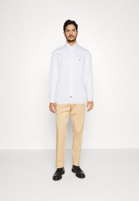 Tommy Hilfiger CORE FLEX POPLIN  - Businesshemd - bright white