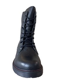 Zwarte leren enkelboot met een gestructureerd oppervlak, ronde neus, opvallende veters en een contrasterende rode stiksels op de zool.