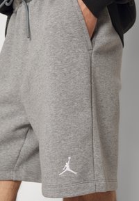 Sive kratke atletske hlače od mješavine pamuka s elastičnom strukom i vezicom. Imaju bijeli izvezeni Jumpman logo na rubu.