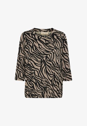 Beige toppi, jossa on rohkea musta seeprahihaitarakuvio, leveä pääntie, kolmanneksen pituiset hihat ja rento istuvuus.