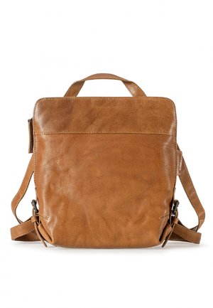 Bruine leren rugzak met bovenhandvat en verstelbare schouderbanden op een witte achtergrond.