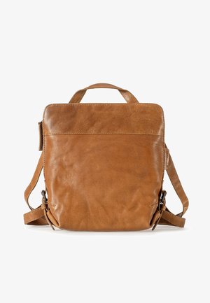 Zaino in pelle marrone con manico superiore e spallacci regolabili su sfondo bianco.