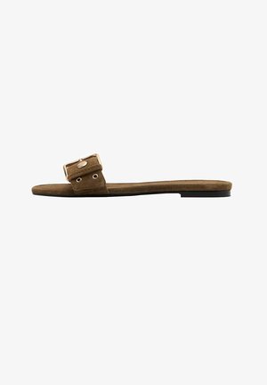 Platte bruine suède slide sandaal met brede band en vierkante gouden gesp, zwarte zool, minimalistisch design.
