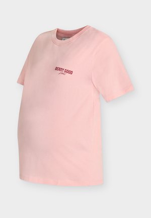 Šviesiai rožinė trumpomis rankovėmis nėščiųjų marškinėliai su raudonu užrašu „Berry Good Time“ kairėje krūtinės pusėje.