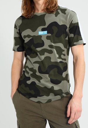 Zielona koszulka w kamuflażu z okrągłym dekoltem, krótkimi rękawami i kontrastowym niebieskim logo na przodzie. Wykonana z miękkiej, przewiewnej tkaniny.