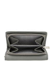 Halli nahast rahakott, millel on sile välimus. Omab triibulist kangast voodrit, mitut kaarditaskut ja lukuga anumat müntide jaoks.