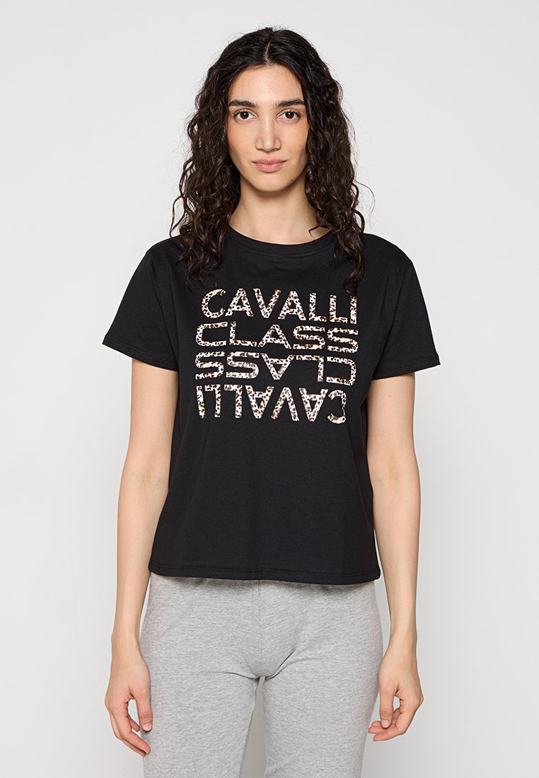 T-shirt nera in cotone con maniche corte, caratterizzata da un testo verticale con stampa leopardata che recita "CAVALLI CLASS" in un colore contrastante.