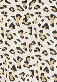 Tessuto con stampa leopardata che presenta uno sfondo crema con macchie nere e dorate metalliche, superficie texturizzata con motivi vari.