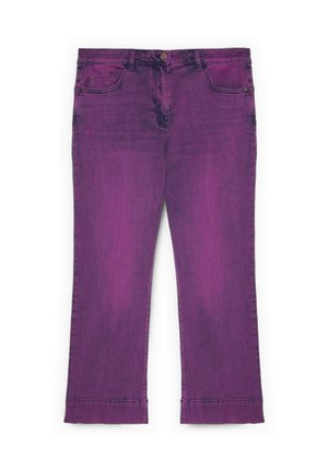 Paarse denimjeans met een rechte snit, voorzakken, riemlussen, knoopsluiting en omslagen aan de onderkant, op een witte achtergrond.