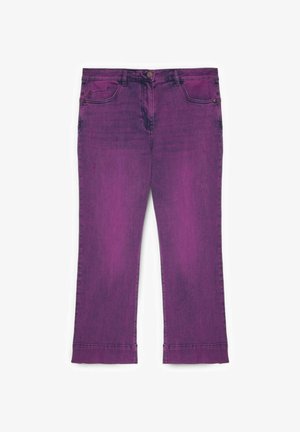 Jean en denim violet à coupe droite, poches avant, passants pour ceinture, fermeture par bouton et ourlets retroussés sur fond blanc.
