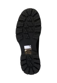 Suela de bota de goma negra con profundas bandas de rodadura y patrones triangulares para mayor tracción. Incluye una etiqueta reflectante cerca del talón.