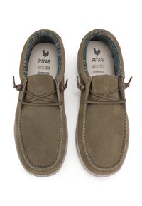 Olijfgroene suède schoenen met een rubberen zool, voorzien van een leren vetersysteem en een gepatterneerde stoffen voering. Logo gedrukt aan de binnenkant.