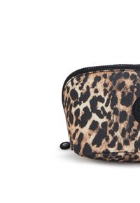 Worek z tkaniny w leopardzim wzorze o zaokrąglonym kształcie, z czarnym zamkiem błyskawicznym i okrągłym akcentem z przodu. Materiał to teksturowana płótno.