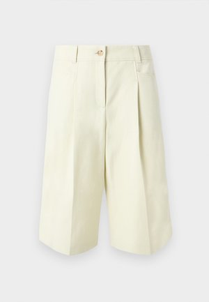 Σόρτς μήκους έως το γόνατο σε κρεμ απόχρωση, με θηλιές για ζώνη, πιέτες στο μπροστινό μέρος, πλαϊνές τσέπες και κουμπί κλείσιμο στη μέση.