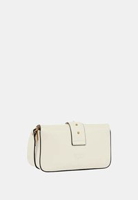 Clutch de cuero blanco con textura suave, bordes negros y un cierre prominente con solapa que presenta un botón de presión dorado y remaches a juego.