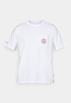 Hvit bomull T-skjorte med rund hals, korte ermer og en frontlomme med et rødt og blått logo-design. Standard passform.