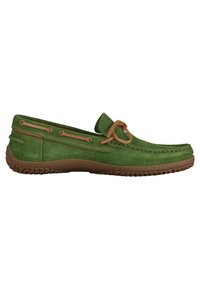 Mocassin en daim vert avec semelle en caoutchouc marron, détail de laçage et accents de couture sur le côté. Forme slim et arrondie.