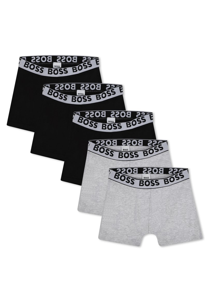 Boxers noirs et gris en coton, dotés d'une large ceinture élastique avec le logo "BOSS". Cinq paires disposées en rangée.