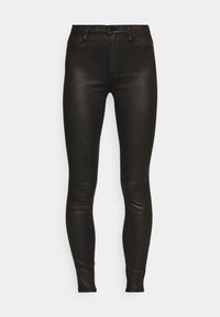 Jeans negros ajustados de corte slim con una textura suave, diseño de 5 bolsillos, cierre frontal con botón y costuras minimalistas.