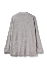 Šedý pletený svetr, s uvolněným střihem, ribbenými lemy a manžetami a jednoduchým kulatým výstřihem. Měkká textura s hladkým povrchem.