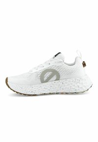 Witte sportieve schoenen met een bovenwerk van gemêleerd mesh, lichtgrijze logo en gespikkelde zool. Voorzien van een ronde neus en een gevoerde zool voor comfort.