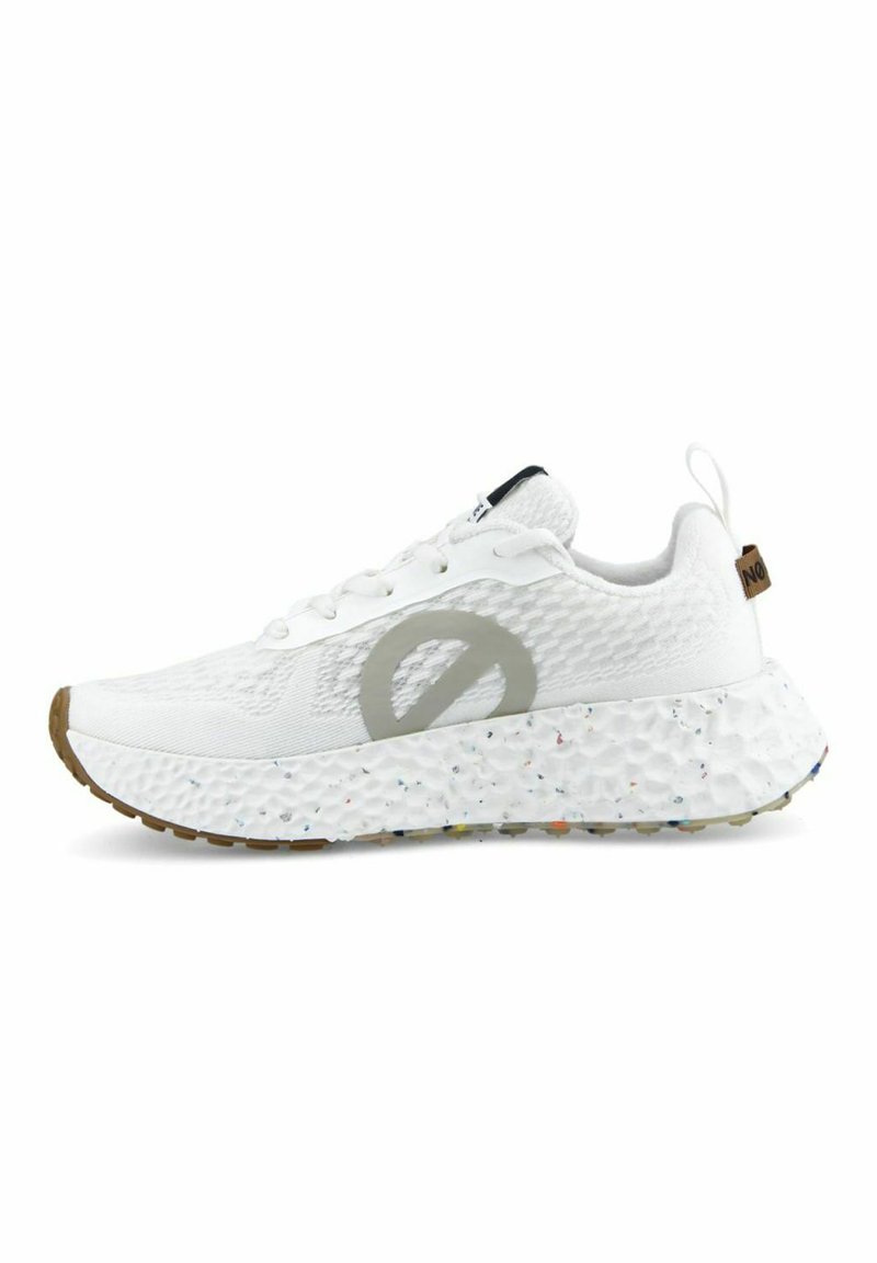 Witte sportieve schoenen met een bovenwerk van gemêleerd mesh, lichtgrijze logo en gespikkelde zool. Voorzien van een ronde neus en een gevoerde zool voor comfort.