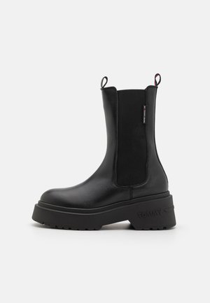 Črne usnjene Chelsea čevlje z elastičnimi stranskimi paneli, zaobljenim nosom, debelim platformnim podplatom in zanka na gležnju. Logotip blagovne znamke na strani.