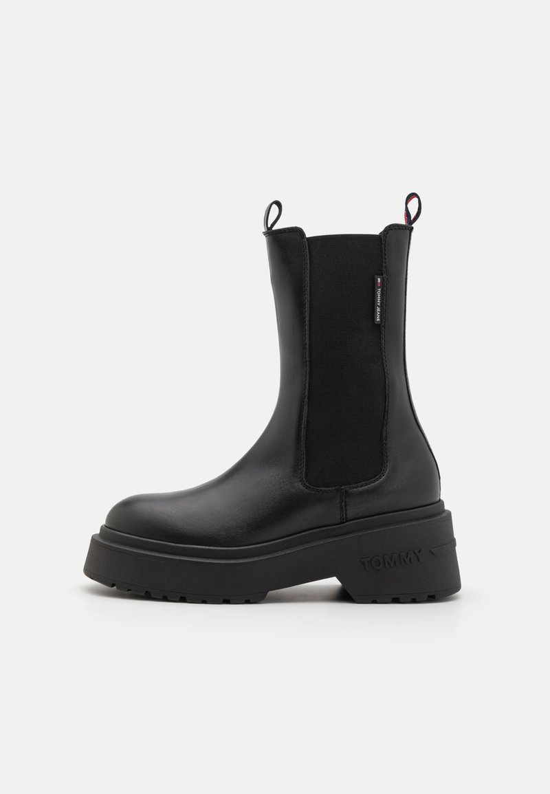 Μαύρα δερμάτινα μποτάκια Chelsea με ελαστικά πλαϊνά πάνελ, στρογγυλή μύτη, παχύ πάτο και λωρίδες στη γάμπα. Λογότυπο μάρκας στο πλάι.