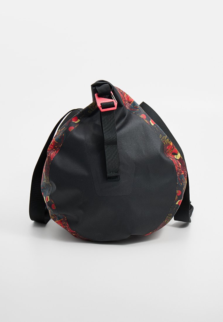 Borsa rotonda nera realizzata in materiale impermeabile, con un motivo floreale colorato lungo il bordo e una tracolla nera regolabile con una fibbia rosa.