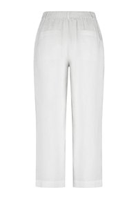 Weißes Leinen-Cropped-Hose mit lockerer Passform, elastischem Taillenbund und zwei Gesäßtaschen. Glatte Textur mit einem schlichten Design.