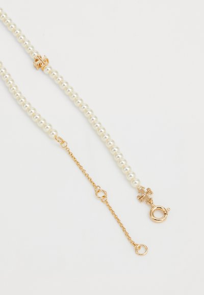Collier en perles présentant des perles blanches rondes, une quincaillerie dorée et un fermoir à homard avec un élément décoratif d'un côté.